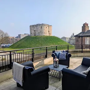https://the-old-fire-station-luxury-apartment.yorkshirehotels.net